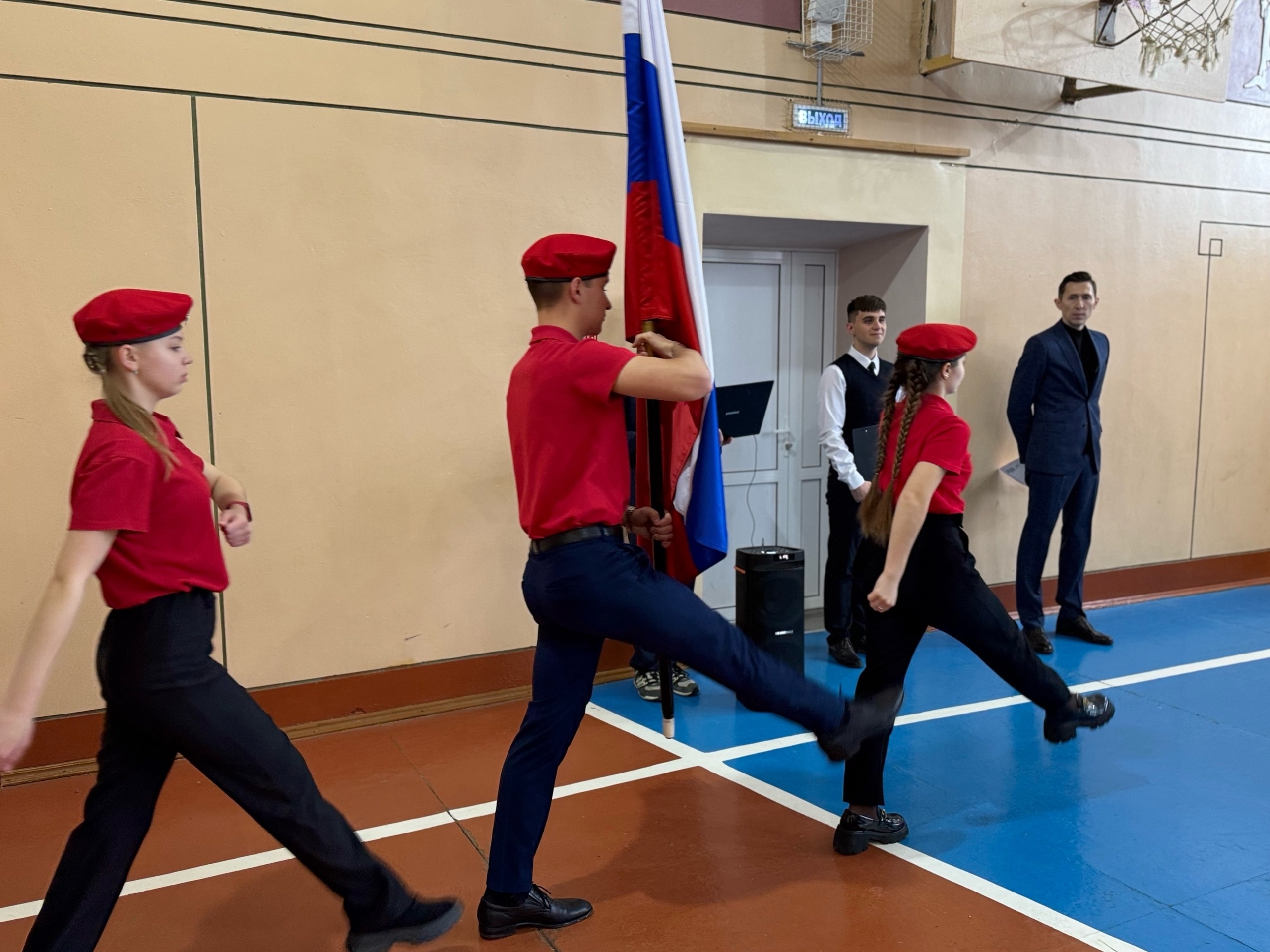 Новая учебная неделя началась с традиционной торжественной линейки, посвященной поднятию флага Российской Федерации и исполнению гимна Российской Федерации..